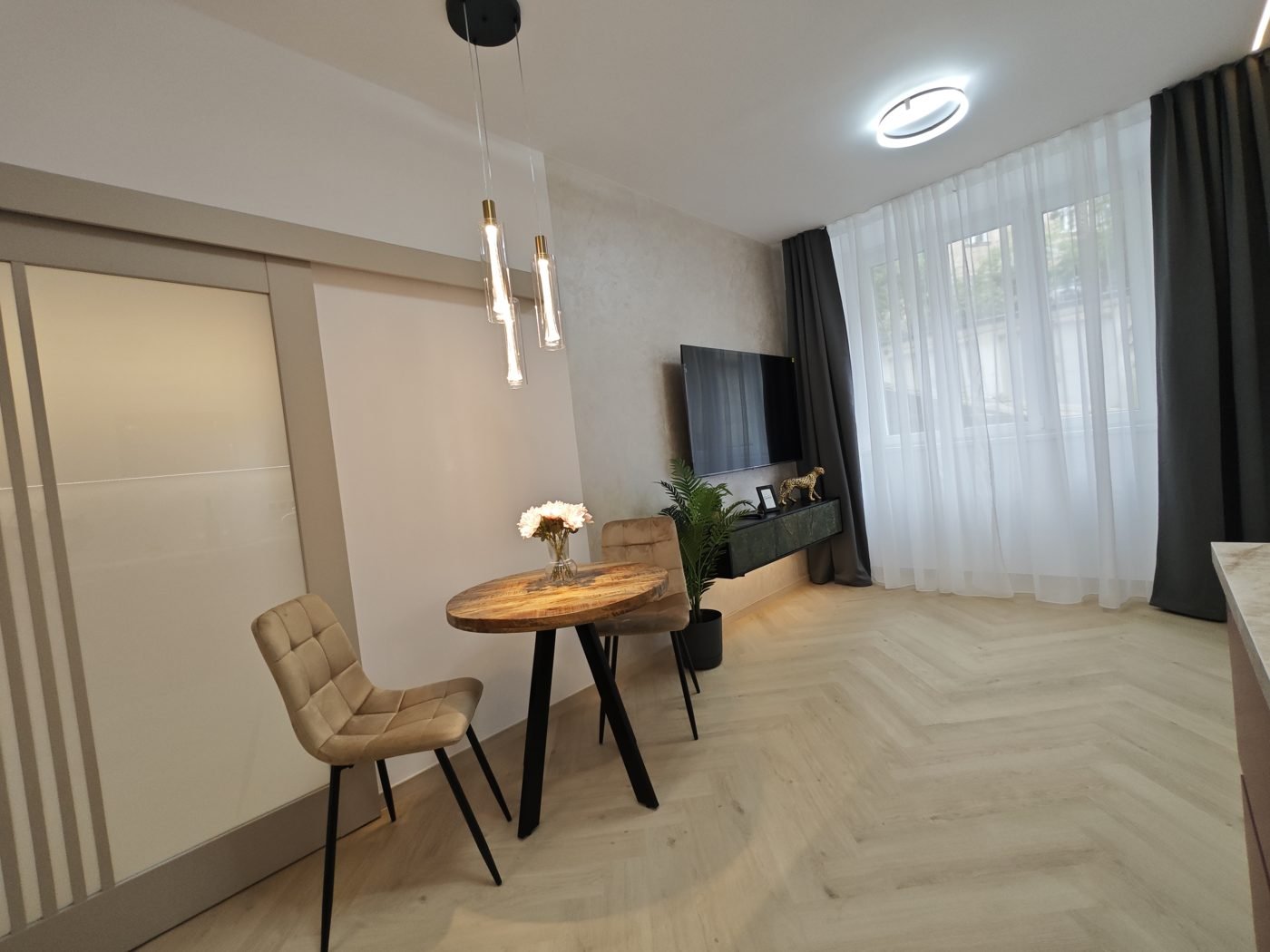 Obývací pokoj s jídelním koutem po home stagingu